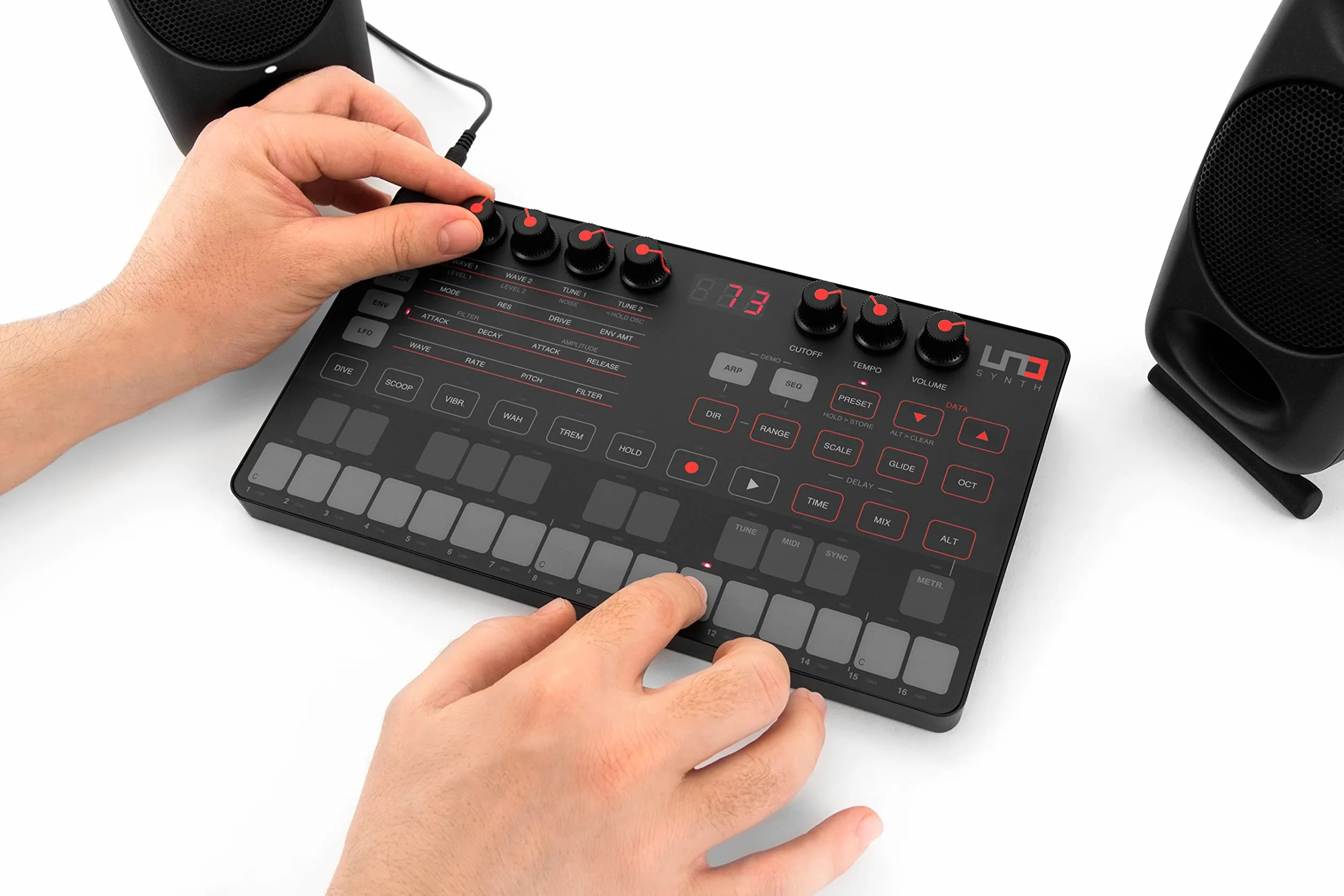 Ik Multimedia UNO Synth - Sintetizador analógico (USB, pantalla LED, VCO), color negro