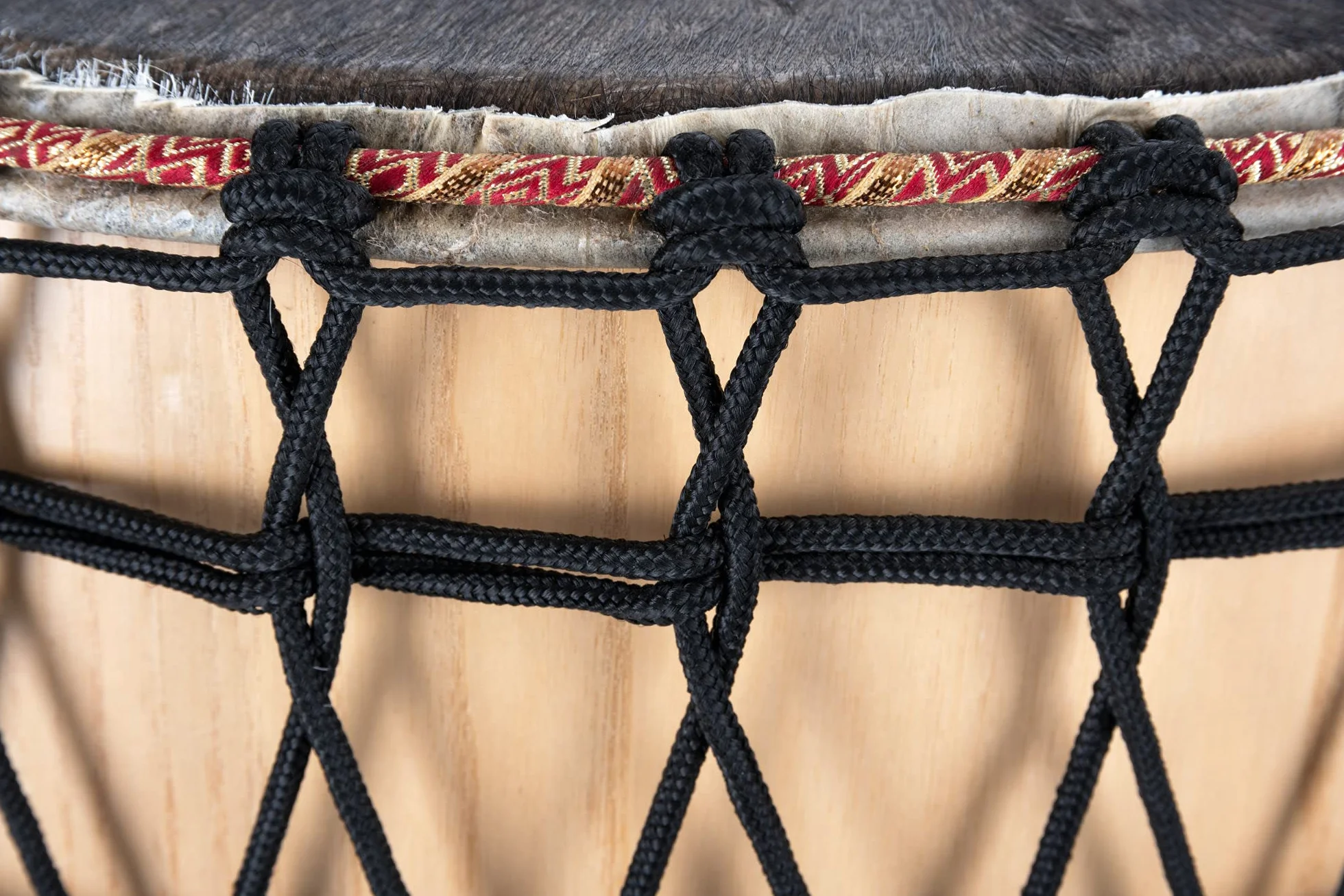 Cantabile Tambor chamánico 20" — tambor ritual y de meditación con piel de cabra en ambas caras; incluye soporte 3 patas, funda acolchada y 2 mazas de fieltro. Sonido resonante y profundo. Natural.