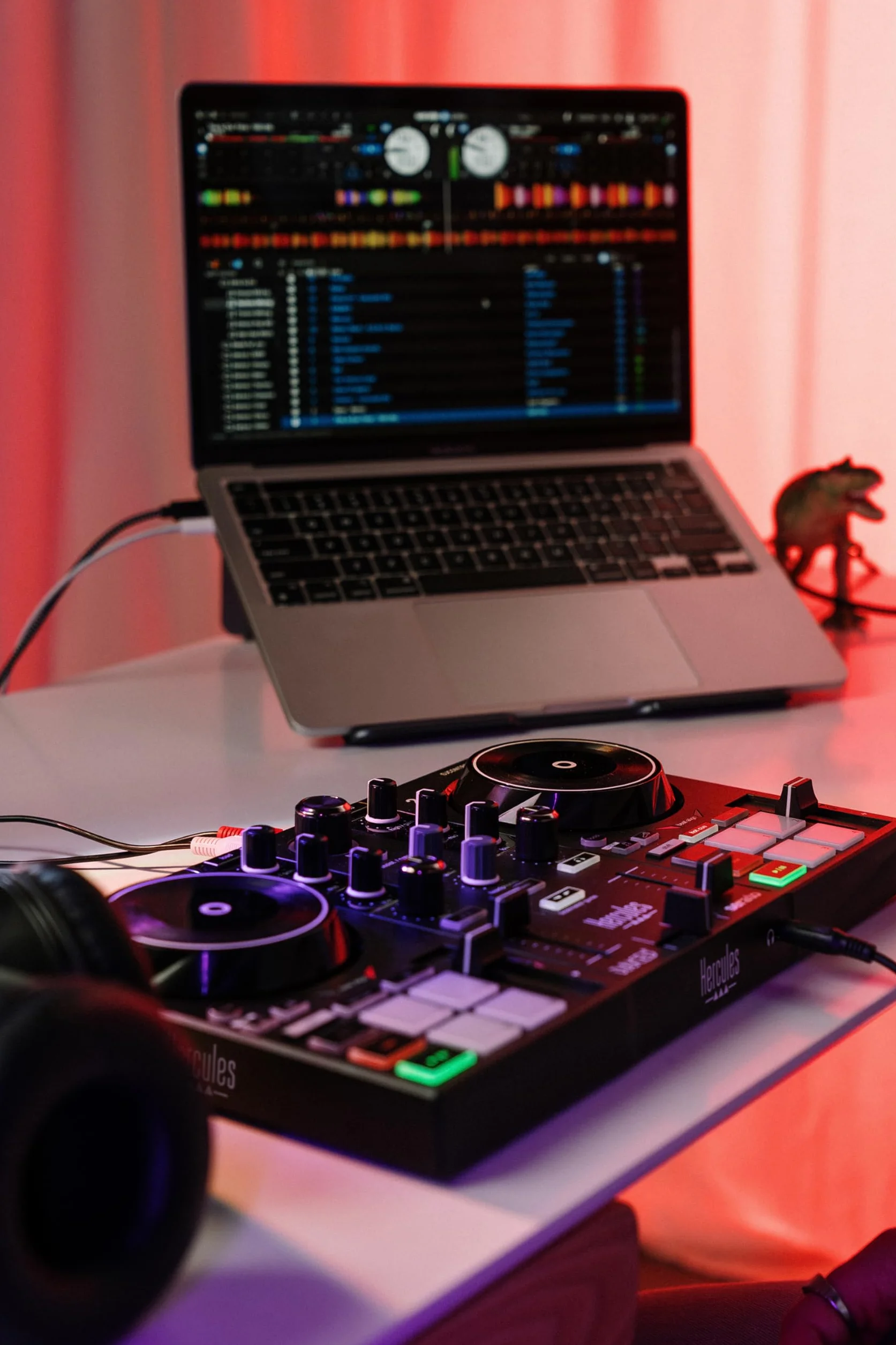 Hercules DJControl Inpulse 200 MK3 – Controladora de DJ ideal para empezar a pinchar – Software y tutoriales incluidos – Streaming de Spotify y Apple Music con Serato DJ Lite