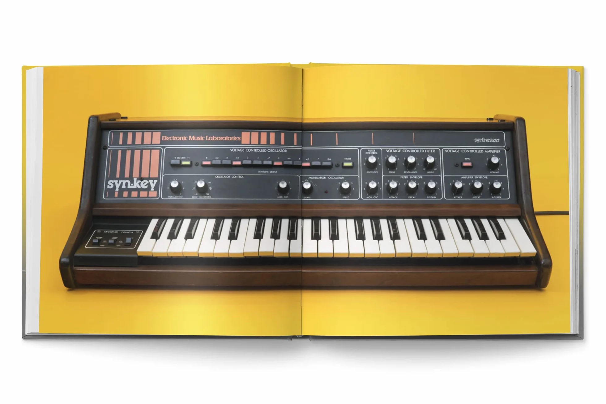Bjooks Synth Gems 1 Libro con artículos de fondo y una historia cronológica de los instrumentos electrónicos desde 1970 hasta 2000
