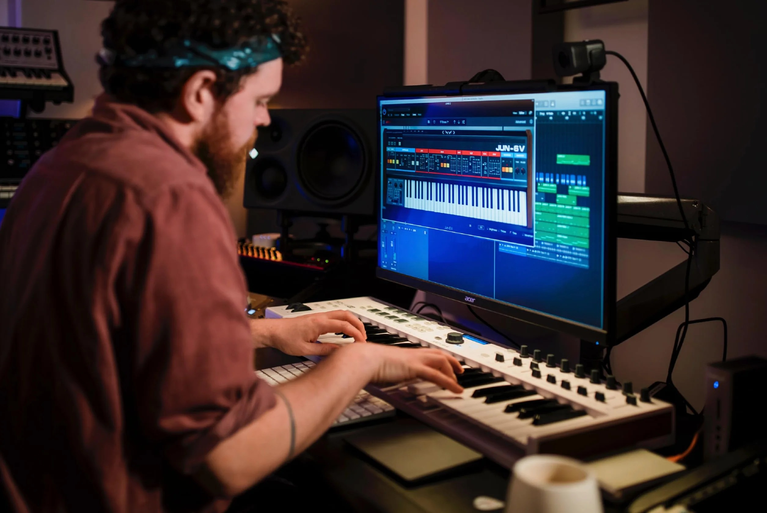 Arturia - KeyLab Essential 49 mk3 - Controlador MIDI de Teclado para Producción Musical - 49 Teclas, 9 Codificadores, 9 Faders, 1 Rueda de Modulación, 1 Rueda Pitch Bend, 8 Pads - Blanco