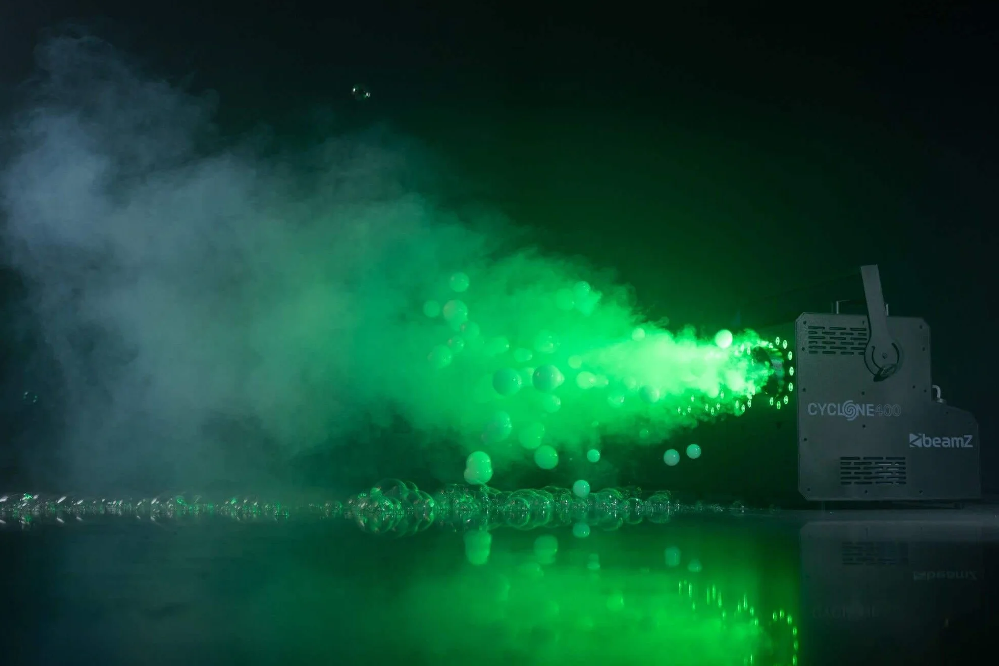 Beamz Cyclone400 - Máquina de Humo y Burbujas con 48 LED RGBW 500m³/min Control DMX Mando inalámbrico Efectos Especiales Fiestas Eventos Discoteca Halloween Decoracion Smoke Machine, Color Negro
