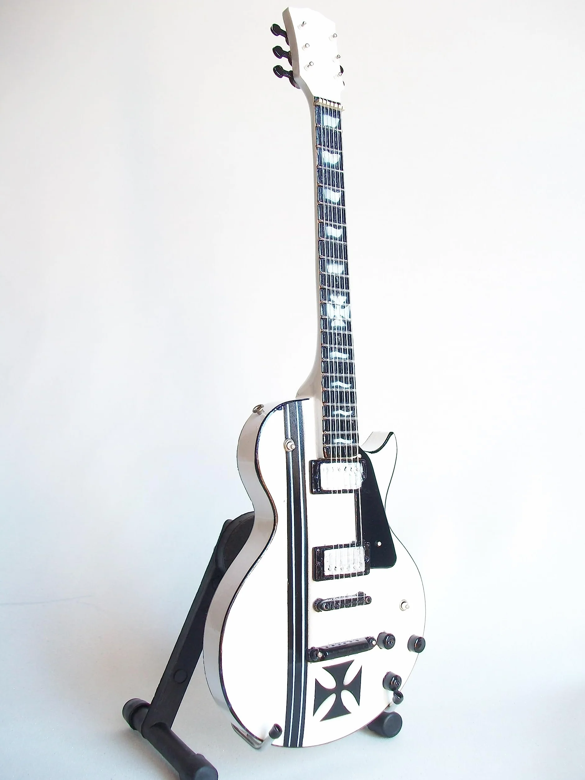 Guitarra miniatura Iron Cross blanca de James Hetfield de Metallica