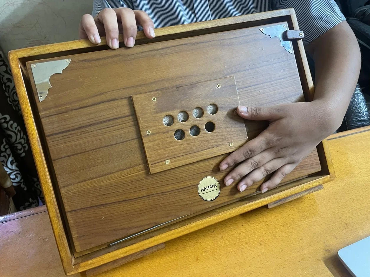 Caja Shruti, madera de pino, mediana C, latón, 38,1 x 25,4 x 7,62 cm, bolsa, C-to-C, Tuned 440, instrumento Surpeti para yoga, kirtan, voces