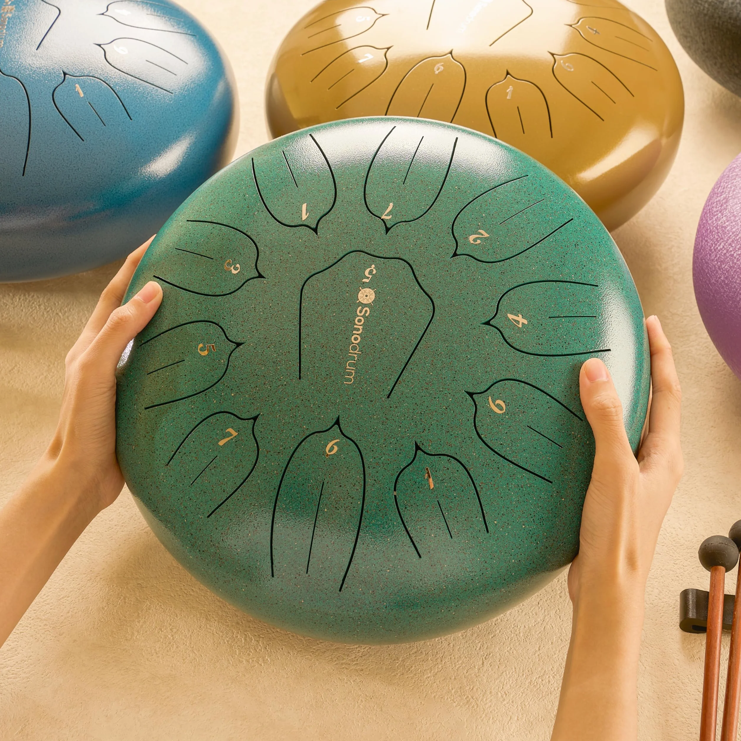 Tongue Drum “Standard Re mayor” en verde - diámetro 30 cm y 11 notas. Handpan con libro de música, bolsa y mallets. Instrumento de percusión Handpan para niños y adultos.