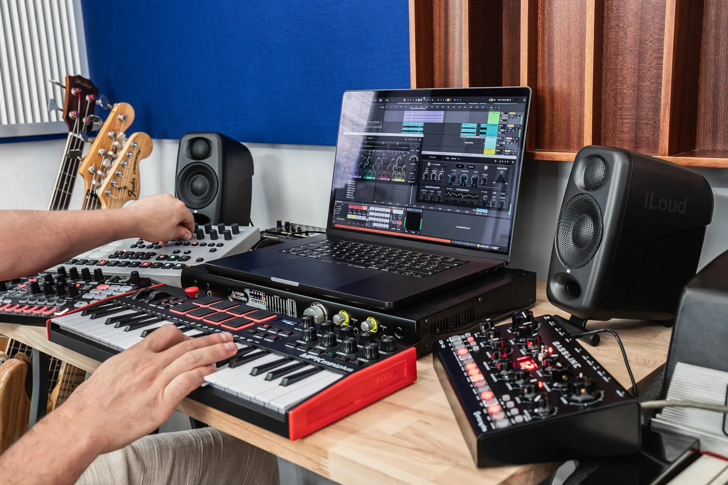 IK Multimedia iLoud Micro Monitor Pro - Par - Monitores de estudio compactos, de 2 vías, biamplificados, altamente portátiles y controlados digitalmente. Incluye micrófono ARC. Color negro.