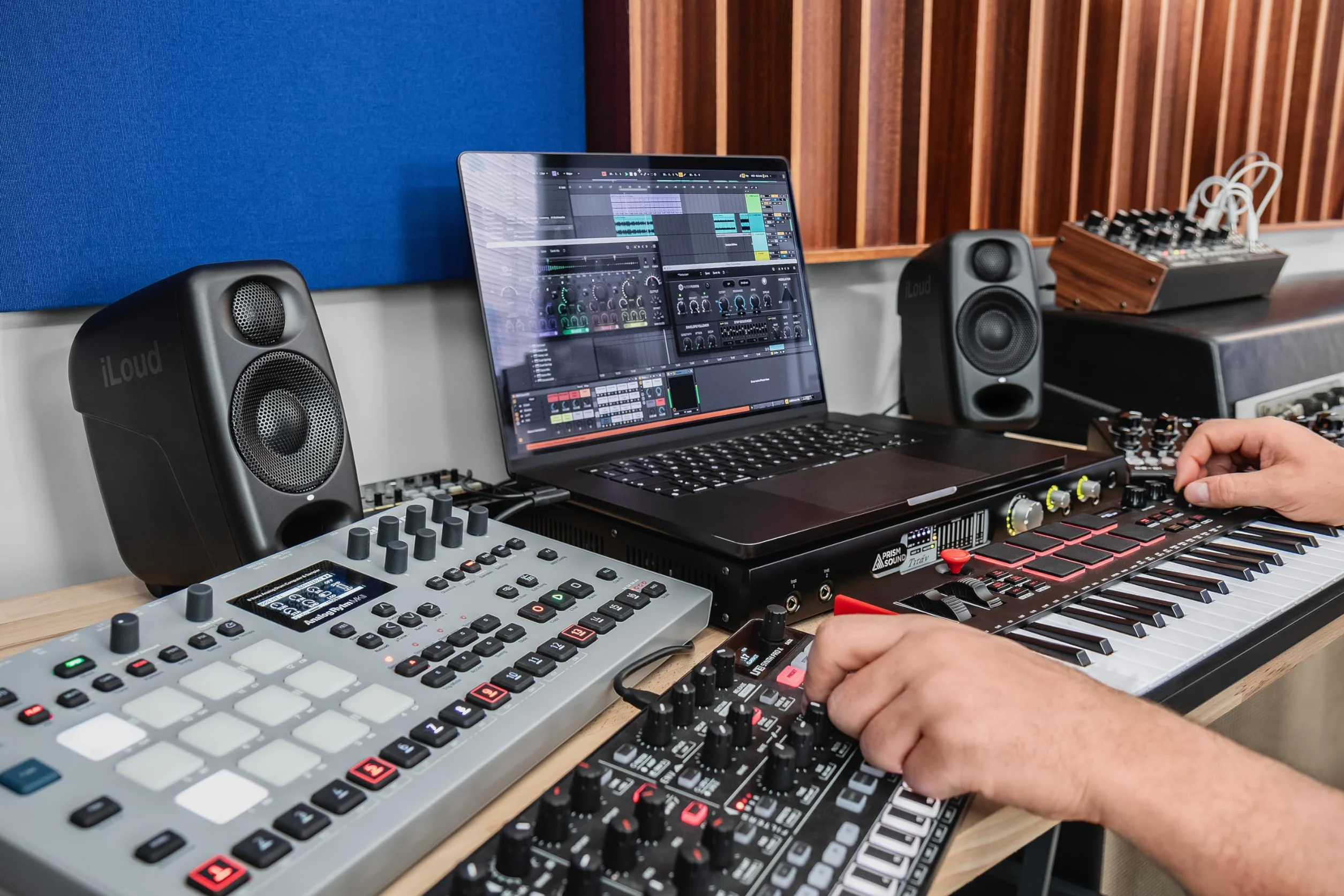 IK Multimedia iLoud Micro Monitor Pro - Par - Monitores de estudio compactos, de 2 vías, biamplificados, altamente portátiles y controlados digitalmente. Incluye micrófono ARC. Color negro.