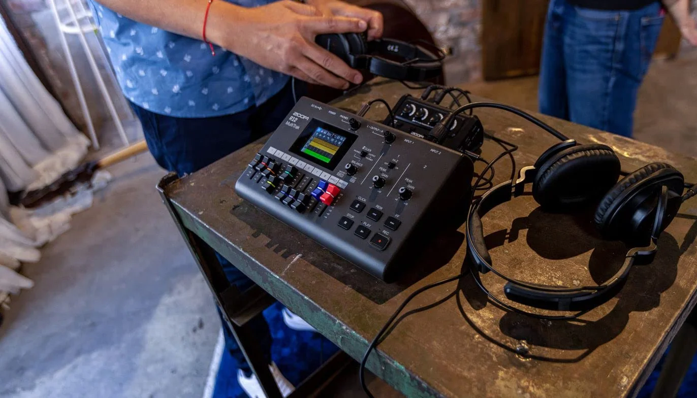 Zoom R12 MultiTrak Grabadora multipista portátil, con pantalla táctil, edición integrada, 8 pistas, 2 entradas combo XLR/TRS, efectos, Synth, Drum Loops, alimentado por pilas e interface de audio USB