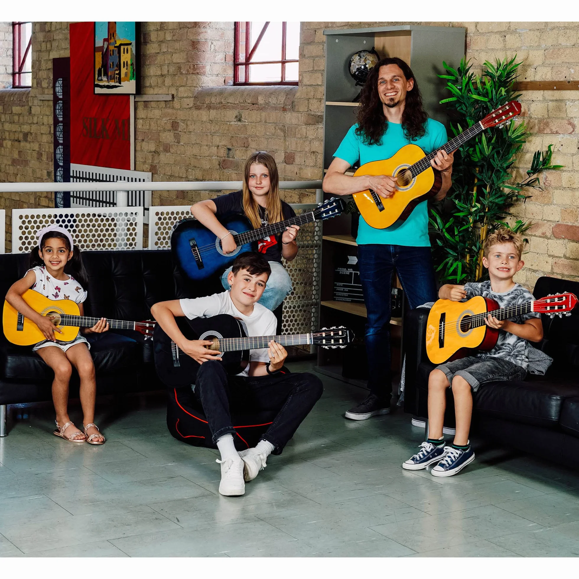 3rd Avenue Pack de guitarra clásica española de tamaño 1/2 para niños XF de 3rd Avenue, Guitarra acústica con cuerdas de nylon, funda de transporte, cejilla y púas, Natural