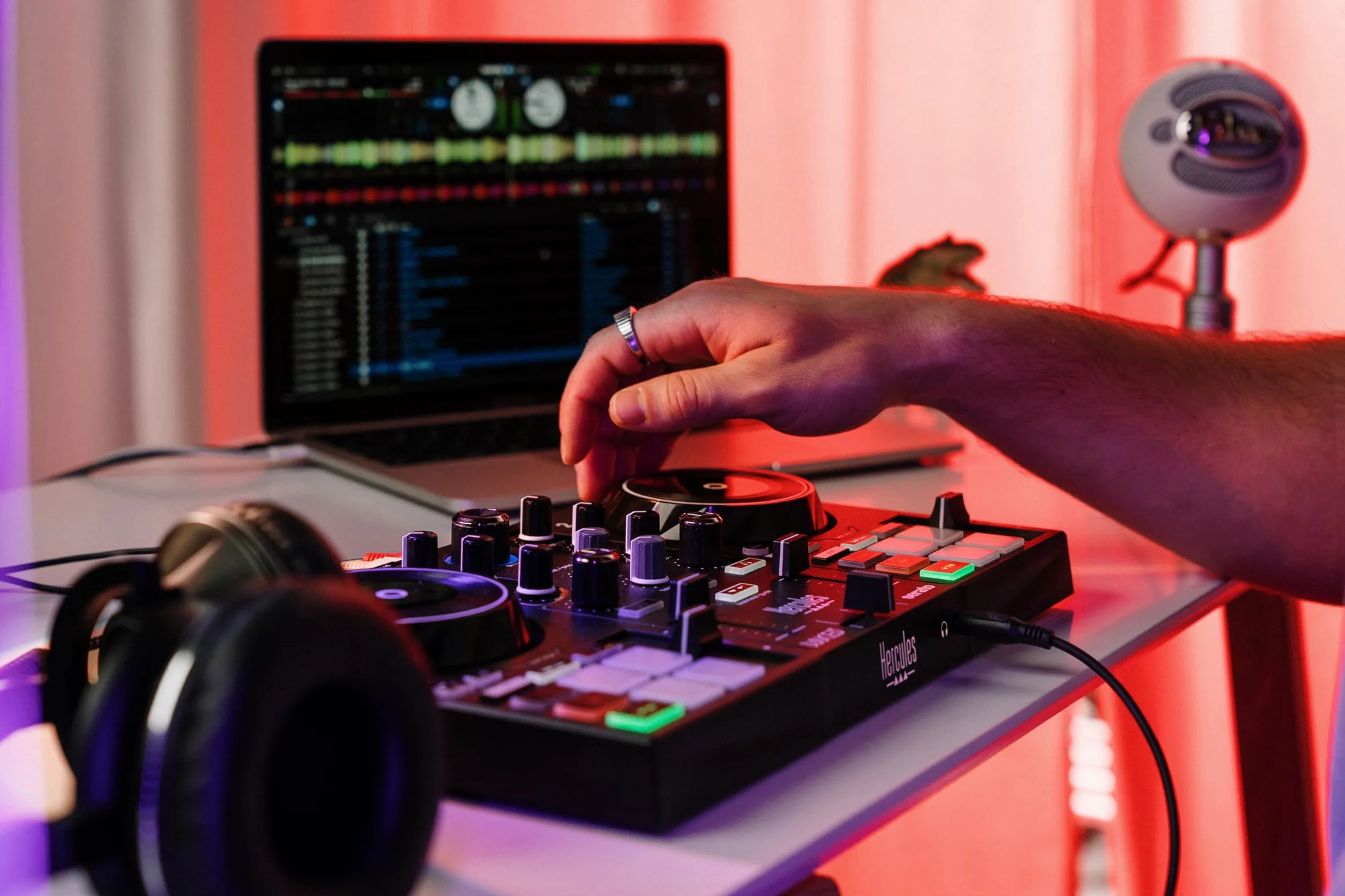 Hercules DJControl Inpulse 200 MK3 – Controladora de DJ ideal para empezar a pinchar – Software y tutoriales incluidos – Streaming de Spotify y Apple Music con Serato DJ Lite