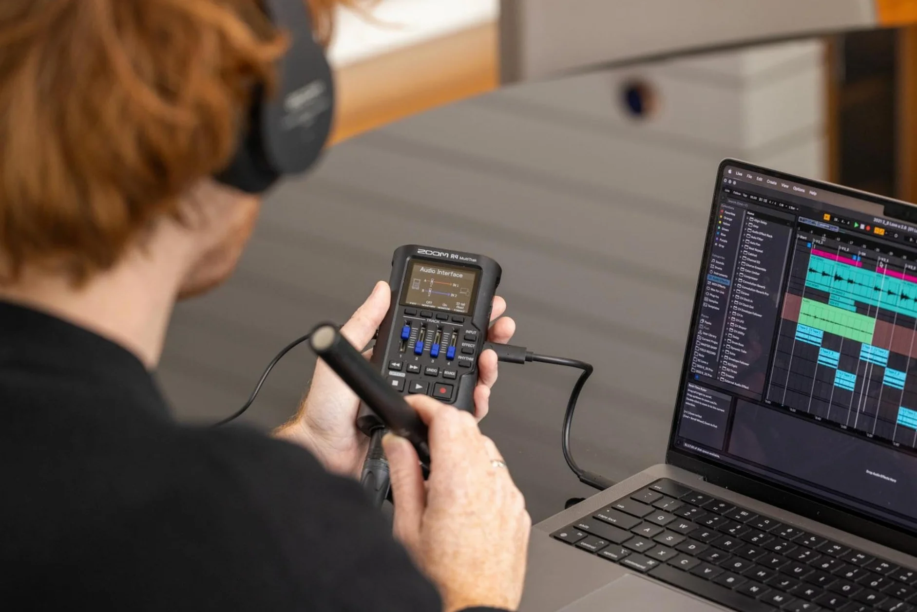Zoom R4 MultiTrak Grabadora multipistas 32-Bit con coma flotante, Stereo Bouncing, 2 entradas combo XLT/TRS, micrófono incorporado, efectos, ritmos, alimentado por pilas e interface de audio USB