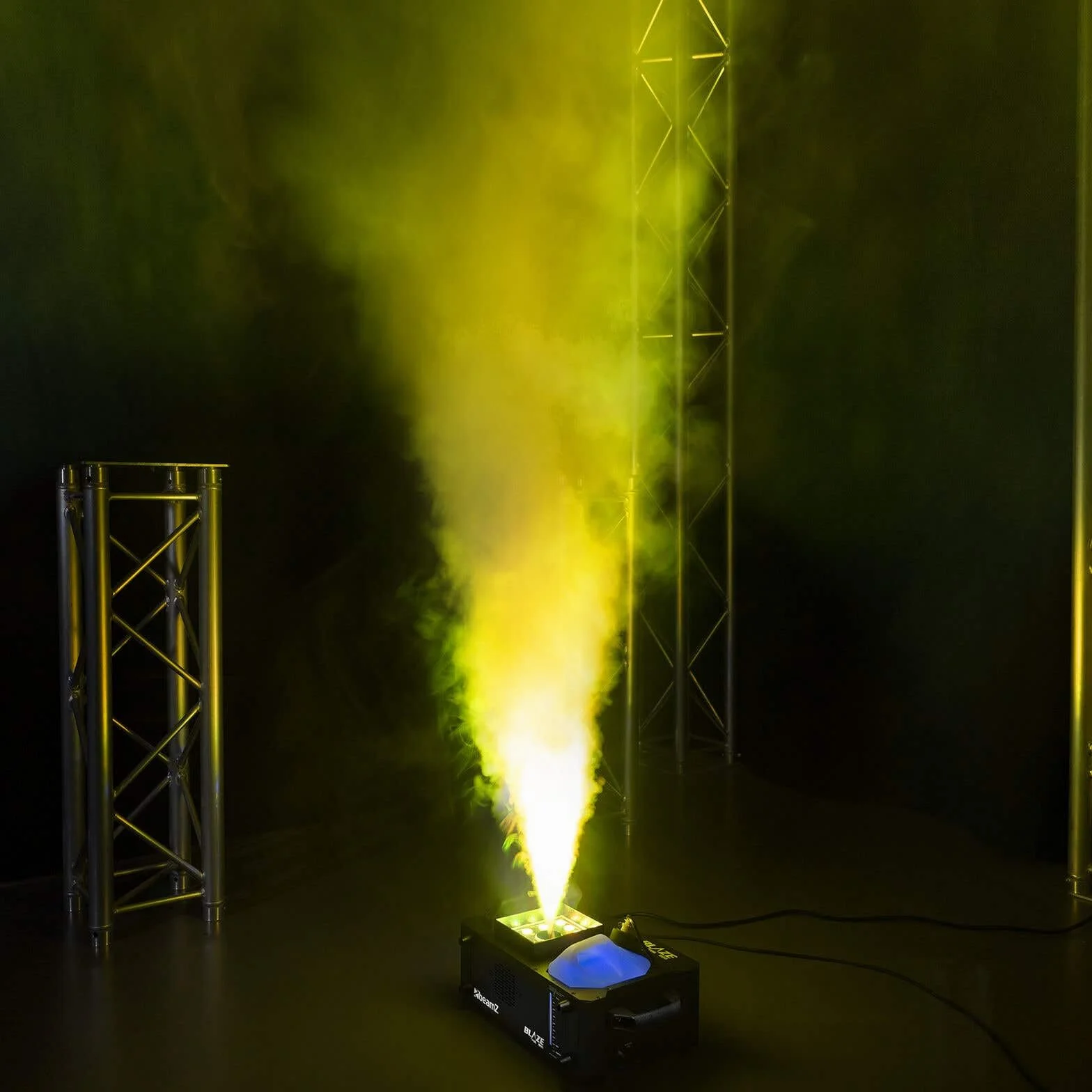 BeamZ BLAZE800 máquina de humo profesional 800W con 12 LED RGBA, control DMX 8 canales, doble emisión vertical/horizontal, tanque 2,8L, mando a distancia incluido