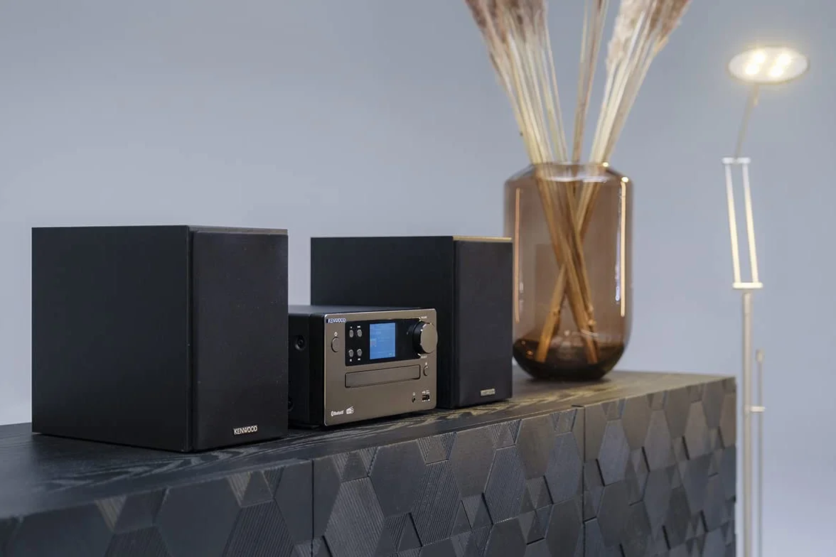 Microcadena Kenwood HiFi con Pantalla Color 2.4", Bluetooth 5.0 y Radio Dab+, Equipo de Música de Aluminio con CD, USB y Aux-In - Color Negro - M-725DAB-B