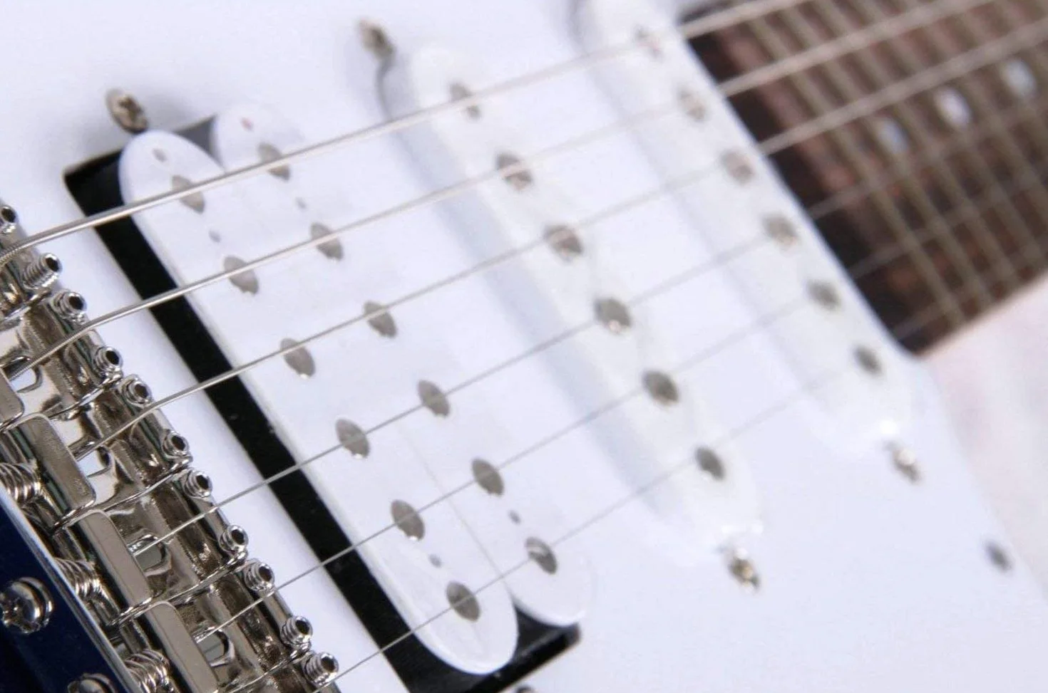 Yamaha Pacifica 012 Guitarra Eléctrica 4/4 de madera, 64.77 cm, escala 25.5 pulgadas, 6 cuerdas, selector pastillas de 5 posiciones, Color Blanco