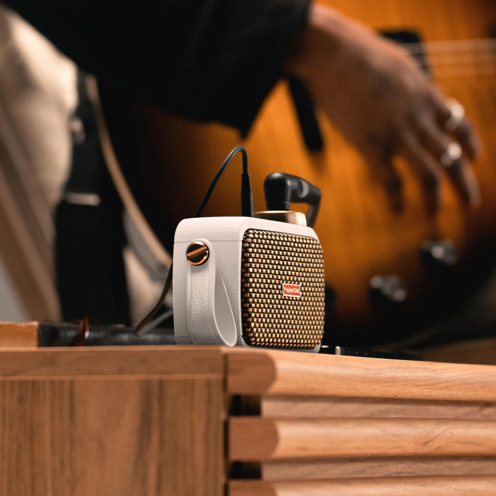 Positive Grid Spark GO Pearl 5 W Amplificatore Smart Ultra portatile per Chitarra, amplificatore per cuffie e altoparlante Bluetooth con App Smart per Chitarra elettrica, acustica o Basso - Perlado