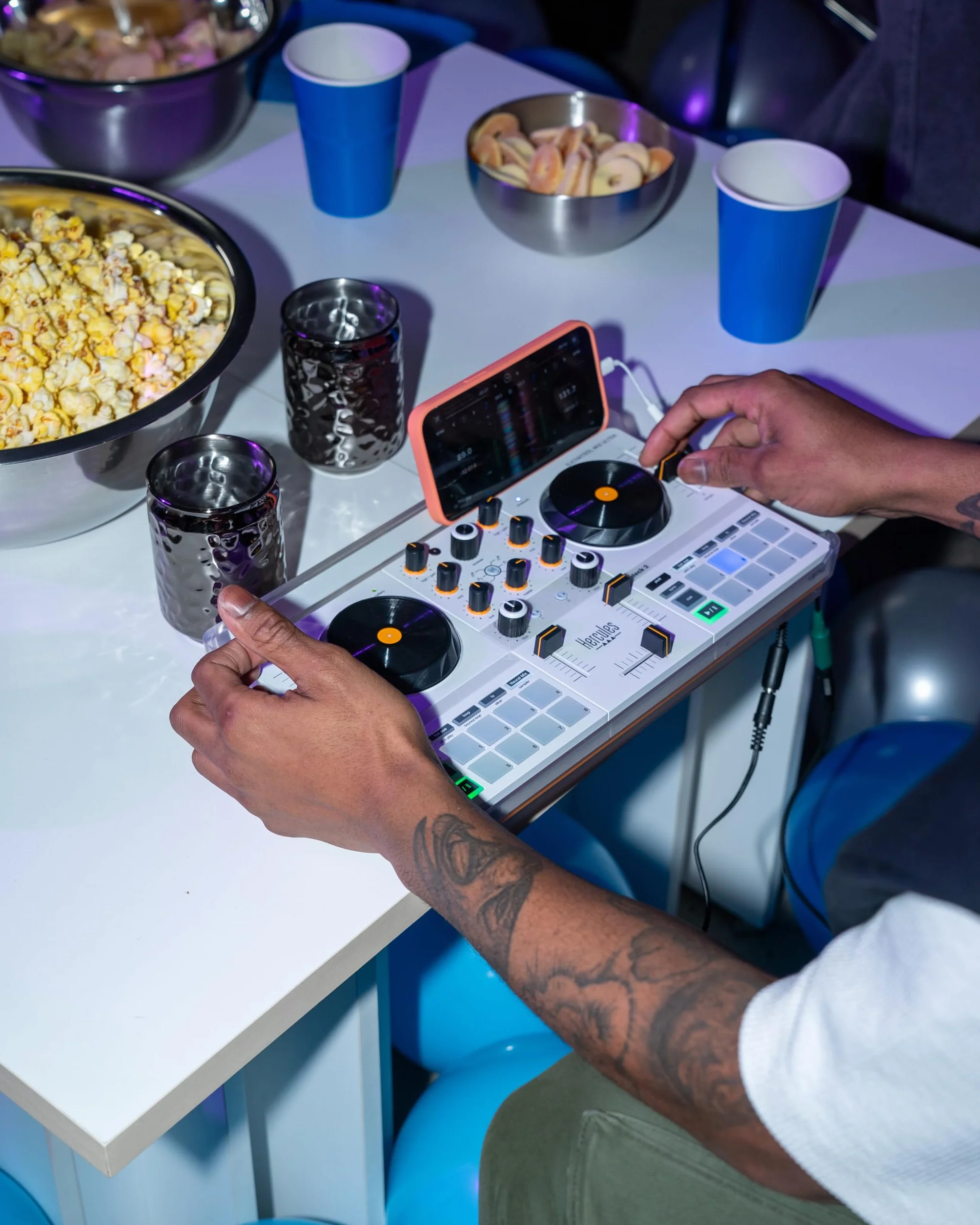 Hercules DJControl Mix - Controladora DJ Inalámbrica Bluetooth para Smartphone (iOS y Android, Algoriddim djay Incluido, Portátil, 2 Decks con 8 Pads) Blanco
