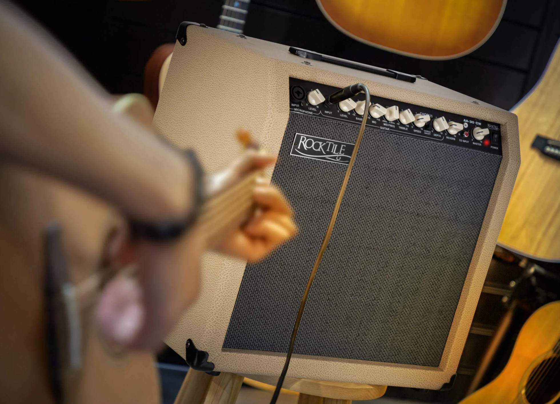 Rocktile AA-30 CW Eric Amplificador Acústico 30W, 2 Canales (Mic y Guitarra), Altavoz 10" + Tweeter 2.5", Entrada AUX, Salida línea, Efectos Chorus y Reverb, Color Crema.