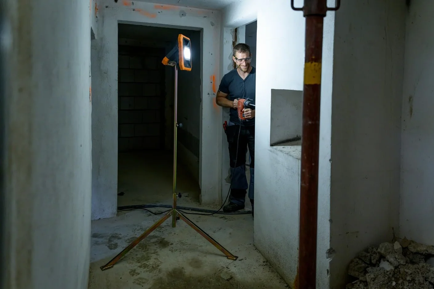Brennenstuhl TS 250 - Trípode telescópico para focos de construcción (para la grabación de focos, Tubos de Acero de 4 Cantos, Altura Regulable hasta 2,5 m)