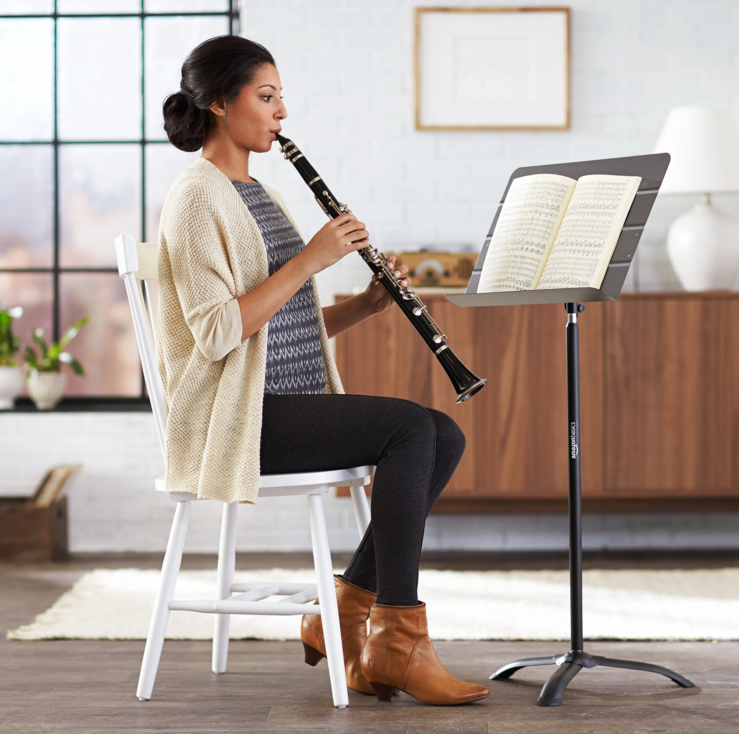 Amazon Basics Atril de Partituras Plegable para Orquesta, Altura Ajustable de 108 a 162 cm, Inclinable, Usos de Pie y Sentado, Estable, Base de Trípode - Negro