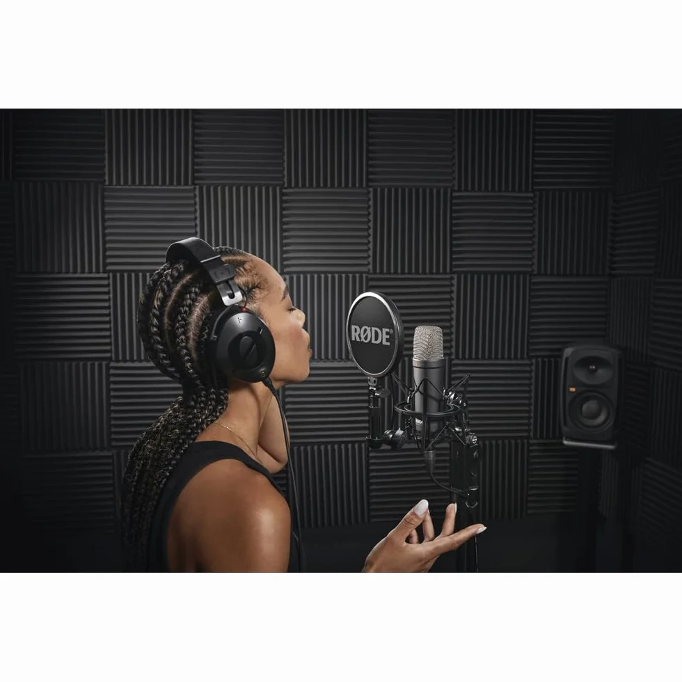 RØDE NT1 Signature Series micrófono de condensador de gran diafragma de la con soporte antivibraciones, filtro antipop y cable XLR para producción musical, grabación de voz y podcasting (Negro)