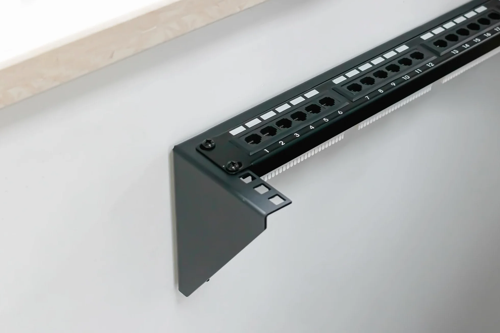 DIGITUS DN-48003 – Marco de 19 Pulgadas – 2U – Marco Universal para Equipos de 19 Pulgadas – Montaje Vertical en Pared – Sin Montar – para Accesorios de Audio y vídeo – 105 x 504 x 151 mm – Negro