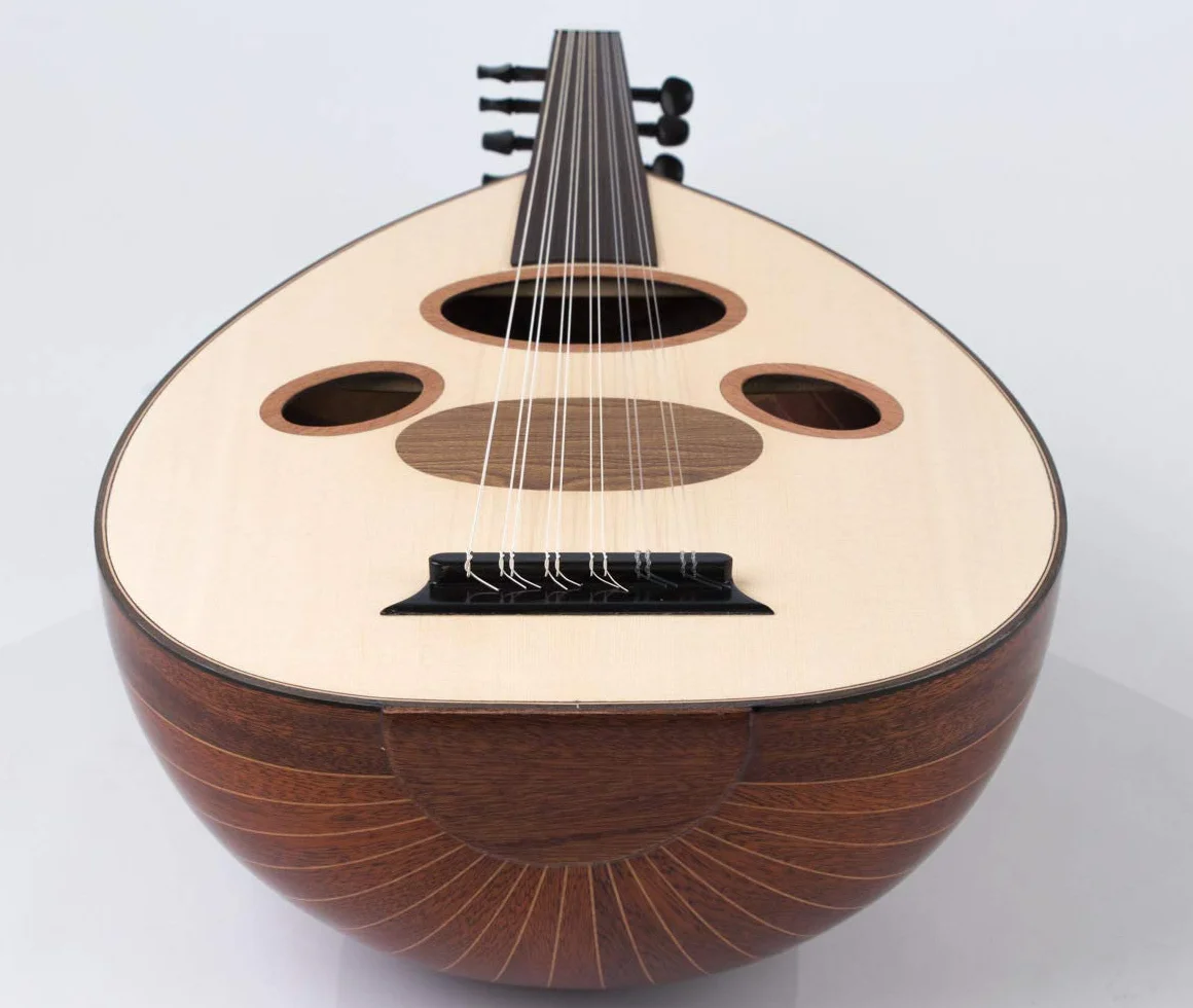 Oud arabo hecha de madera de caoba con funda suave y cuerdas Kurschner instaladas