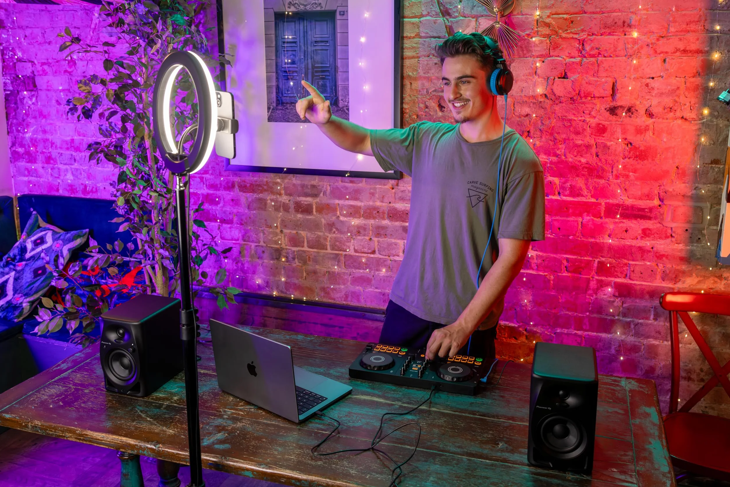 AlphaTheta Pioneer DJ DDJ-FLX2. Controlador portatil, de 2 Canales, alimentación por USB y con Diseño Profesional – Compatible con Servicios de Streaming Musical – Ideal para Nuevos DJs