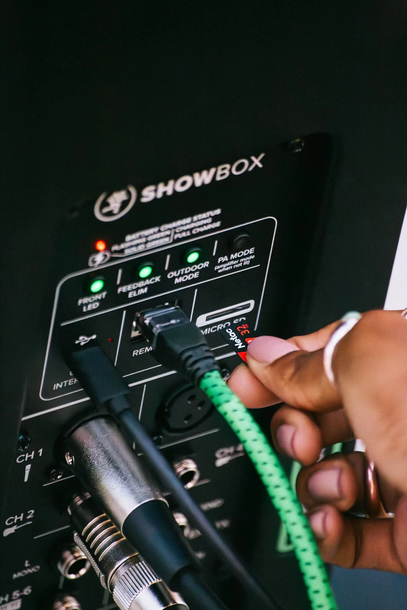 MACKIE ShowBox Equipo para actuaciones todo en uno alimentado por batería con control de mezcla Breakaway