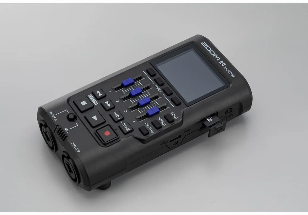 Zoom R4 MultiTrak Grabadora multipistas 32-Bit con coma flotante, Stereo Bouncing, 2 entradas combo XLT/TRS, micrófono incorporado, efectos, ritmos, alimentado por pilas e interface de audio USB