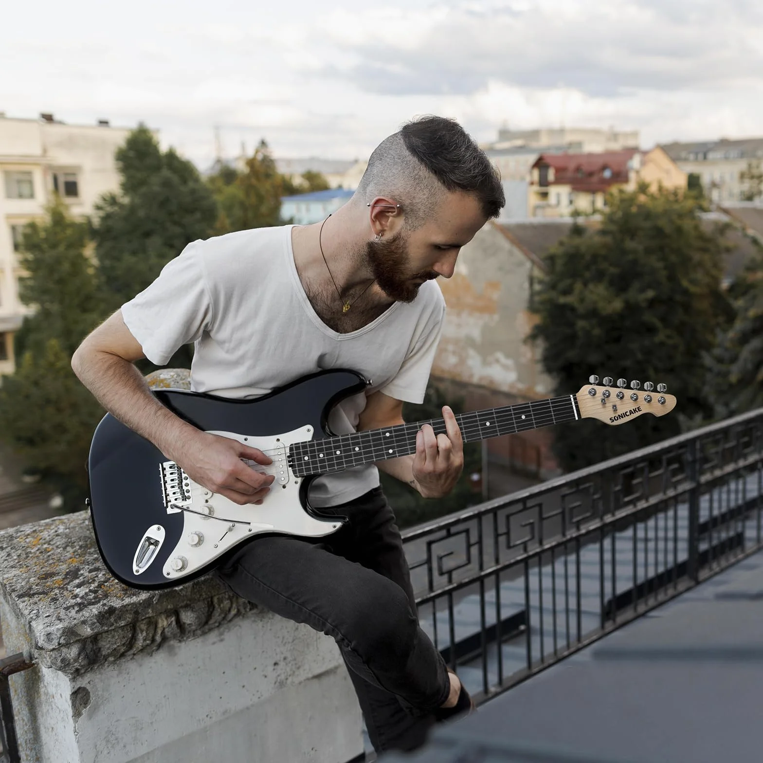 SONICAKE Guitarra Eléctrica de 39" Tamaño Completo con Pastillas Clásicas SSS, Cuerpo Ligero, Puente Tremolo, Trastes Redondeados y Alma Ajustable QGT-10 (Negro)