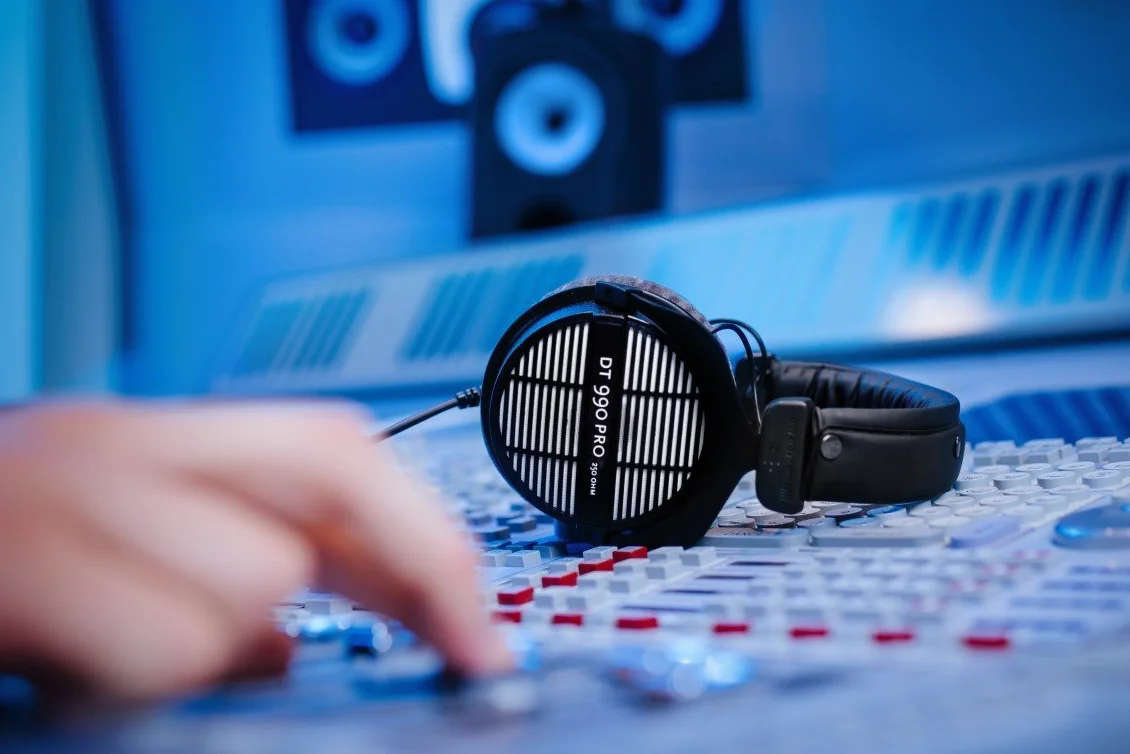 beyerdynamic DT 990 Pro Auriculares de Estudio circumaurales con Cable, de un Solo Auricular, Ideales para Mezcla, masterización y edición. 250 ohmios. Hechos a Mano en Alemania.