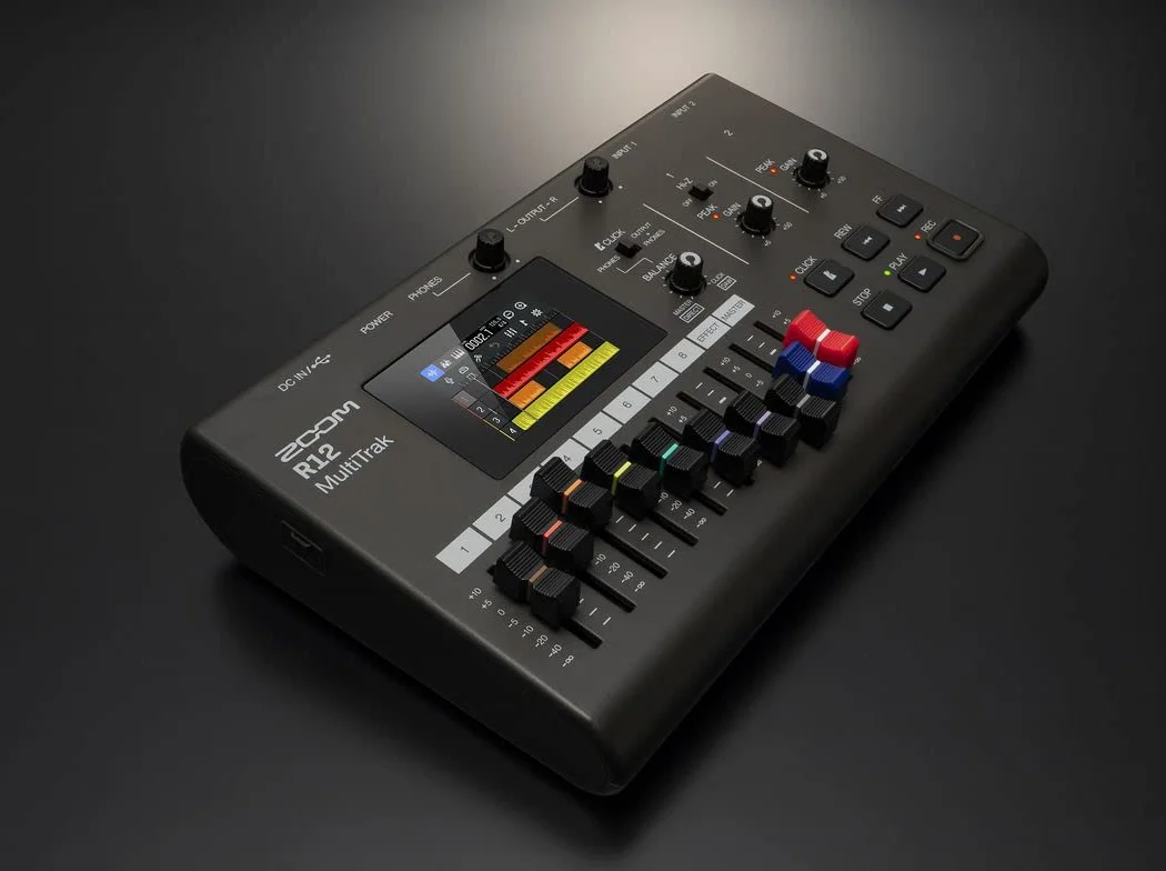 Zoom R12 MultiTrak Grabadora multipista portátil, con pantalla táctil, edición integrada, 8 pistas, 2 entradas combo XLR/TRS, efectos, Synth, Drum Loops, alimentado por pilas e interface de audio USB