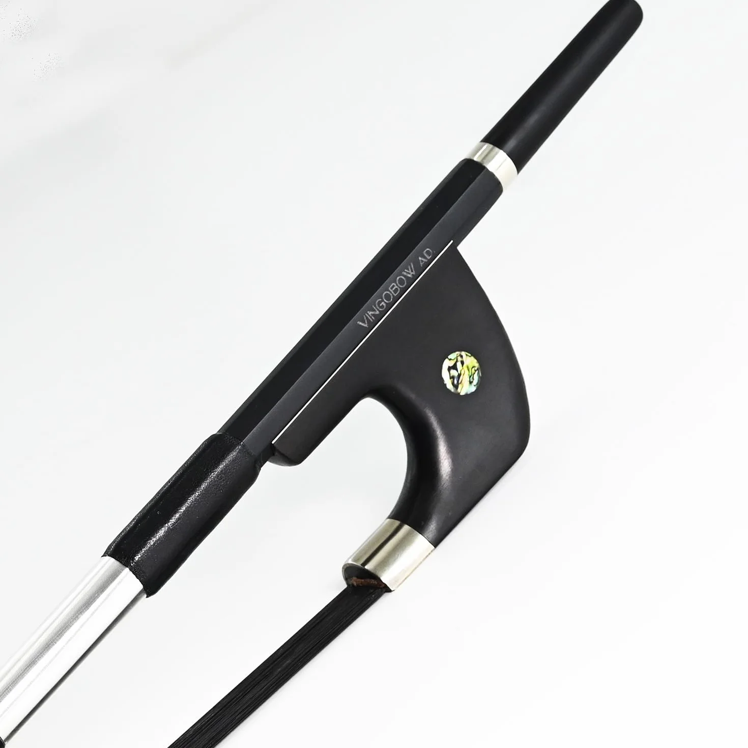 Arco de contrabajo vertical de fibra de carbono estilo alemán 3/4 Tamaño 74 cm VINGOBOW Nivel profesional Rana de ébano Tono potente profundo Pelo de caballo negro Rendimiento de Pernambuco