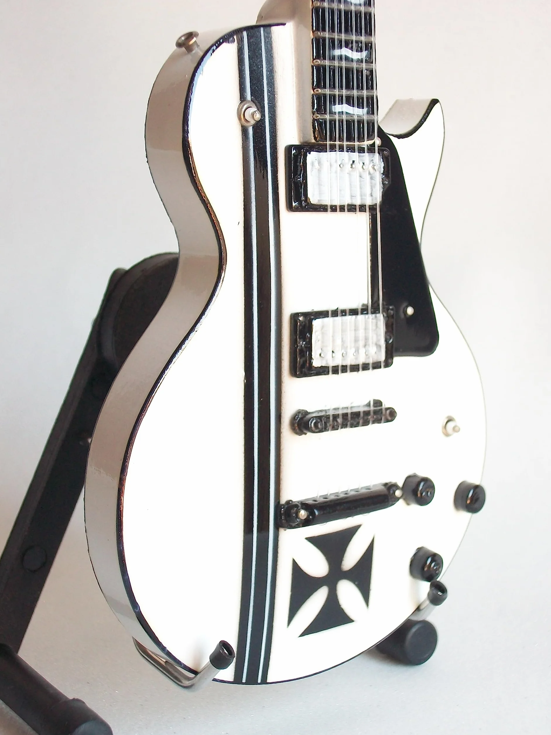 Guitarra miniatura Iron Cross blanca de James Hetfield de Metallica