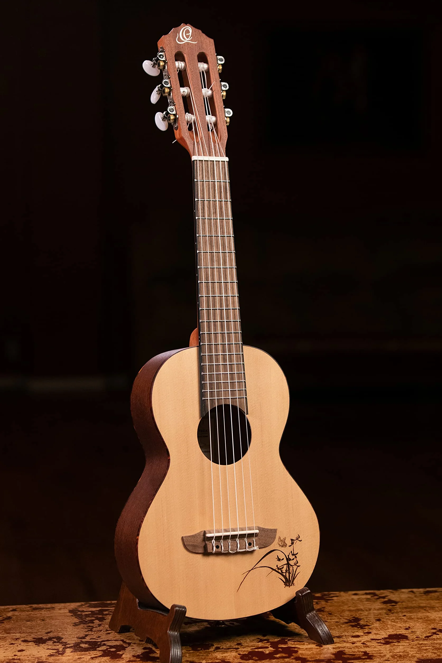 Ortega Guitars Travel Guitar acústica - Mini/Travel Series - Guitarlele 6 cuerdas - tapa de abeto grabado a laser (RGL5)