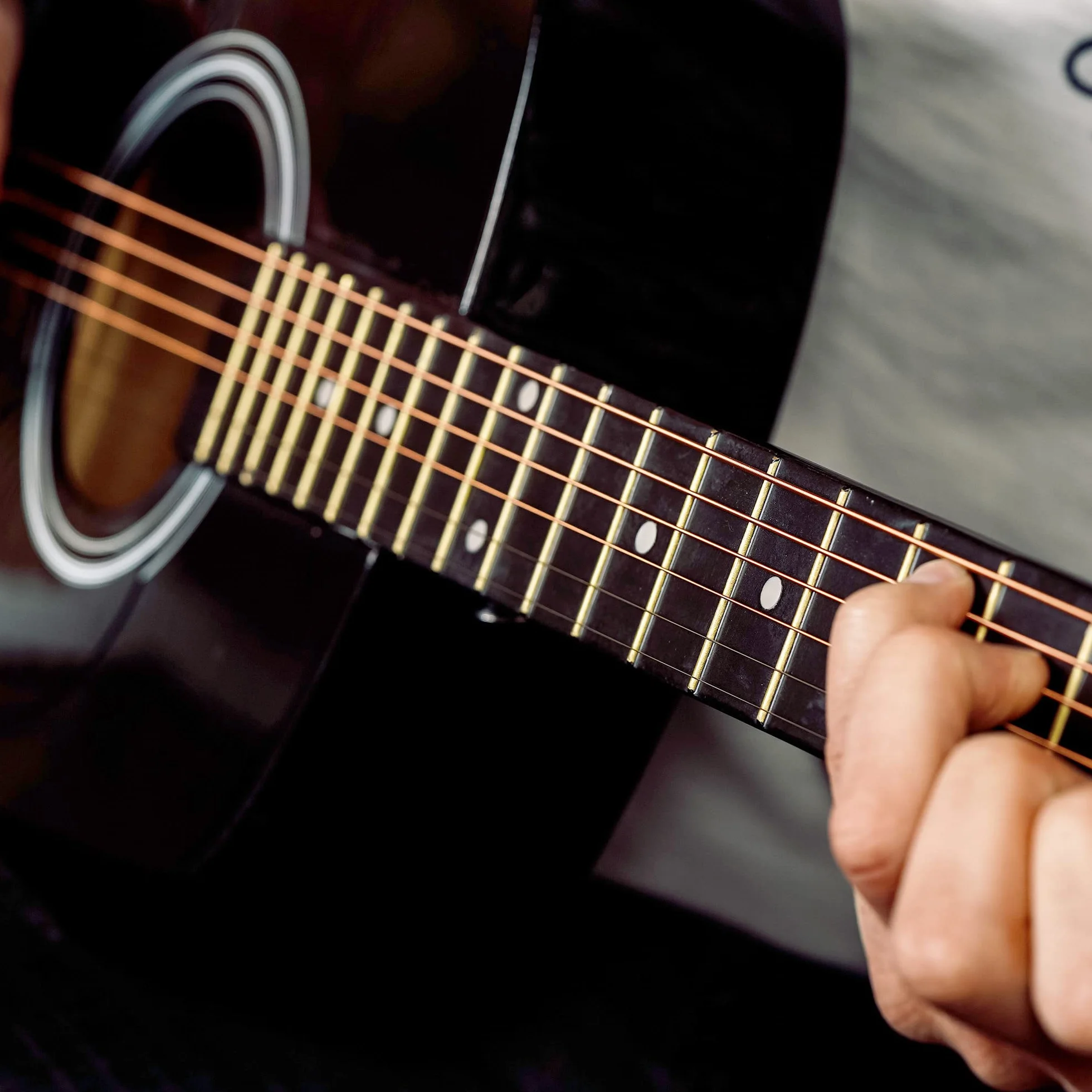 3rd Avenue Pack de guitarra acústica de tamaño estándar 4/4 para principiantes de 3rd Avenue, funda de transporte, púas, cuerdas de repuesto, soporte, correa y cejilla, Negro