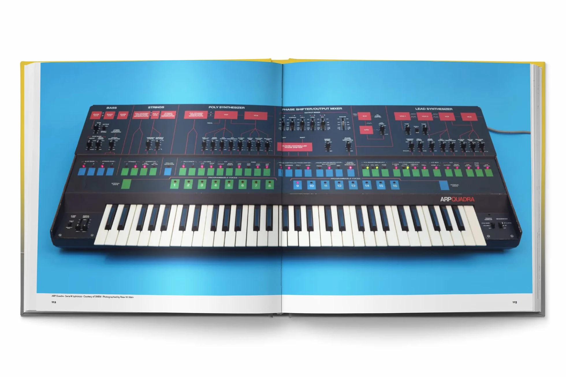 Bjooks Synth Gems 1 Libro con artículos de fondo y una historia cronológica de los instrumentos electrónicos desde 1970 hasta 2000