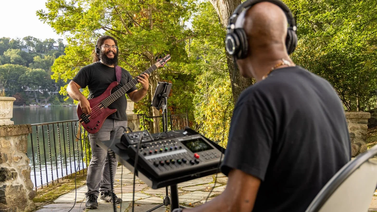 Zoom R20 MultiTrak Grabadora multipista de sobremesa, con Pantalla táctil, edición integrada, 16 Pistas, 6 entradas XLR, 2 entradas Combo XLR/TRS, Efectos, Synth, Drum Loops e Interface de Audio USB