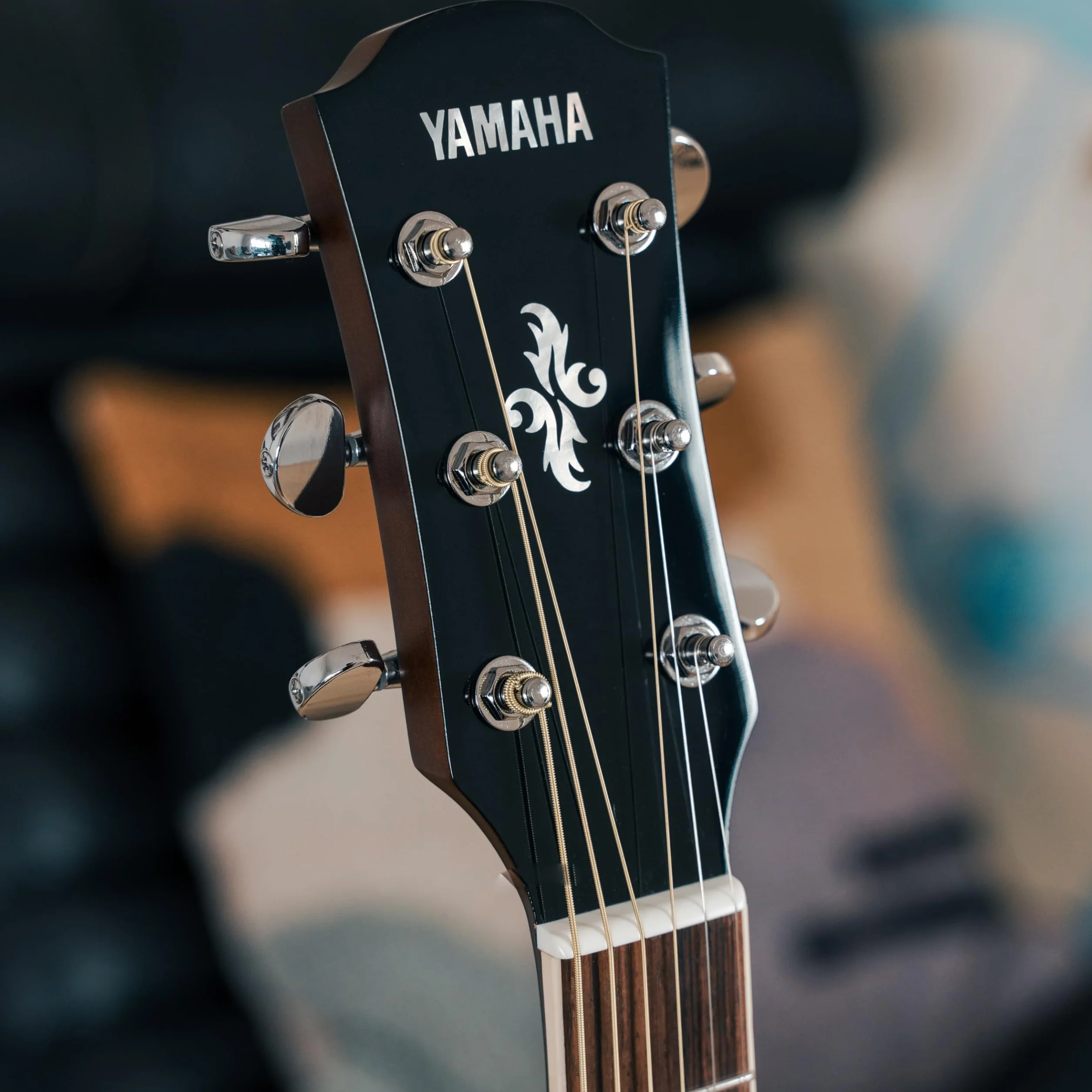 YAMAHA APX600 Guitarra Electroacústica – Cuerpo Estrecho Thinline, Escala 25”, previo System 65, Ecualizador de 3 Bandas, Afinador Integrado, Boca Ovalada – Blanco Vintage