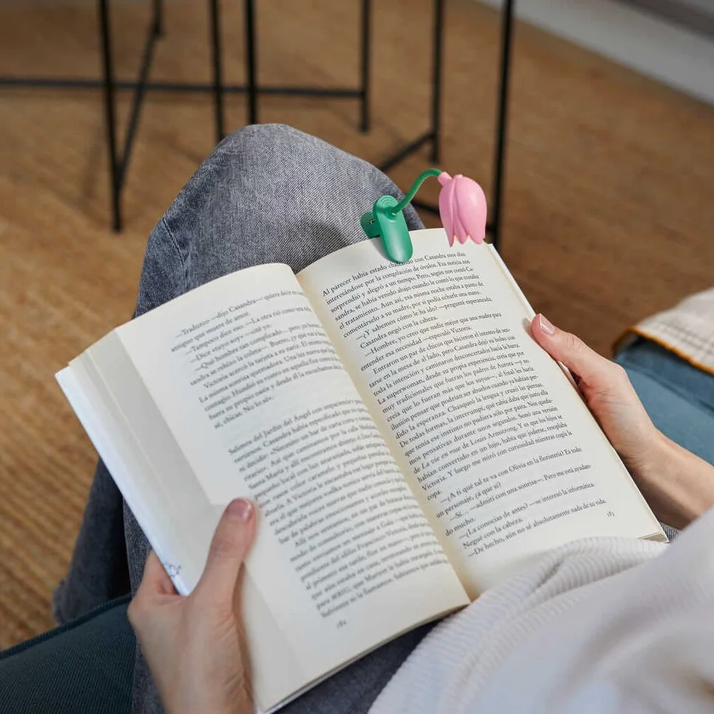Balvi Luz Lectura Tulip Color Rosa Lámpara Flexible con Pinza en Forma de tulipán para Leer por la no