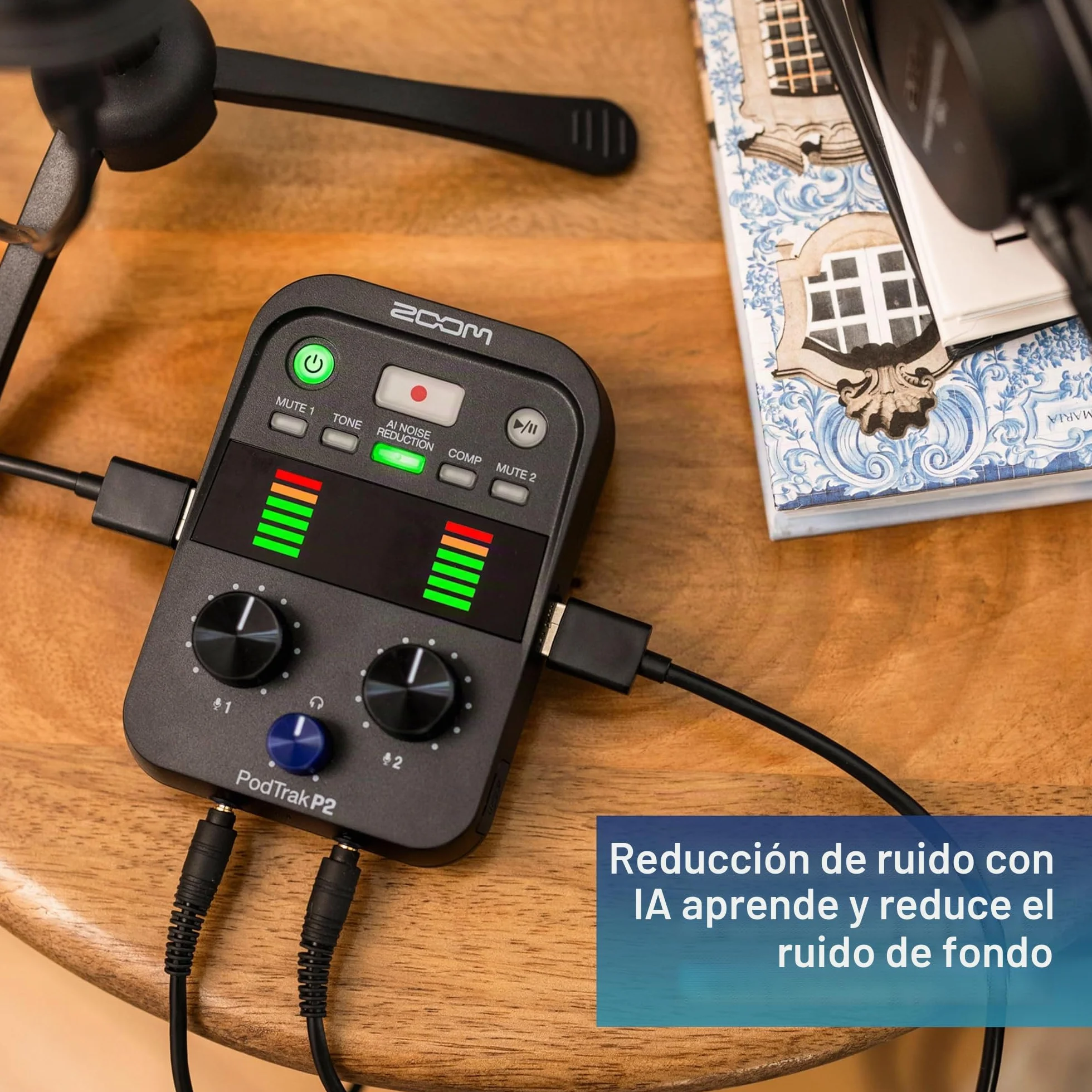 Zoom Grabadora de podcasts portátil P2 PodTrak e Interfaz de Audio USB | Mezclador de podcasting e Interfaz para grabación de Podcast móvil en Calidad de transmisión | 2 entradas de micrófono USB |