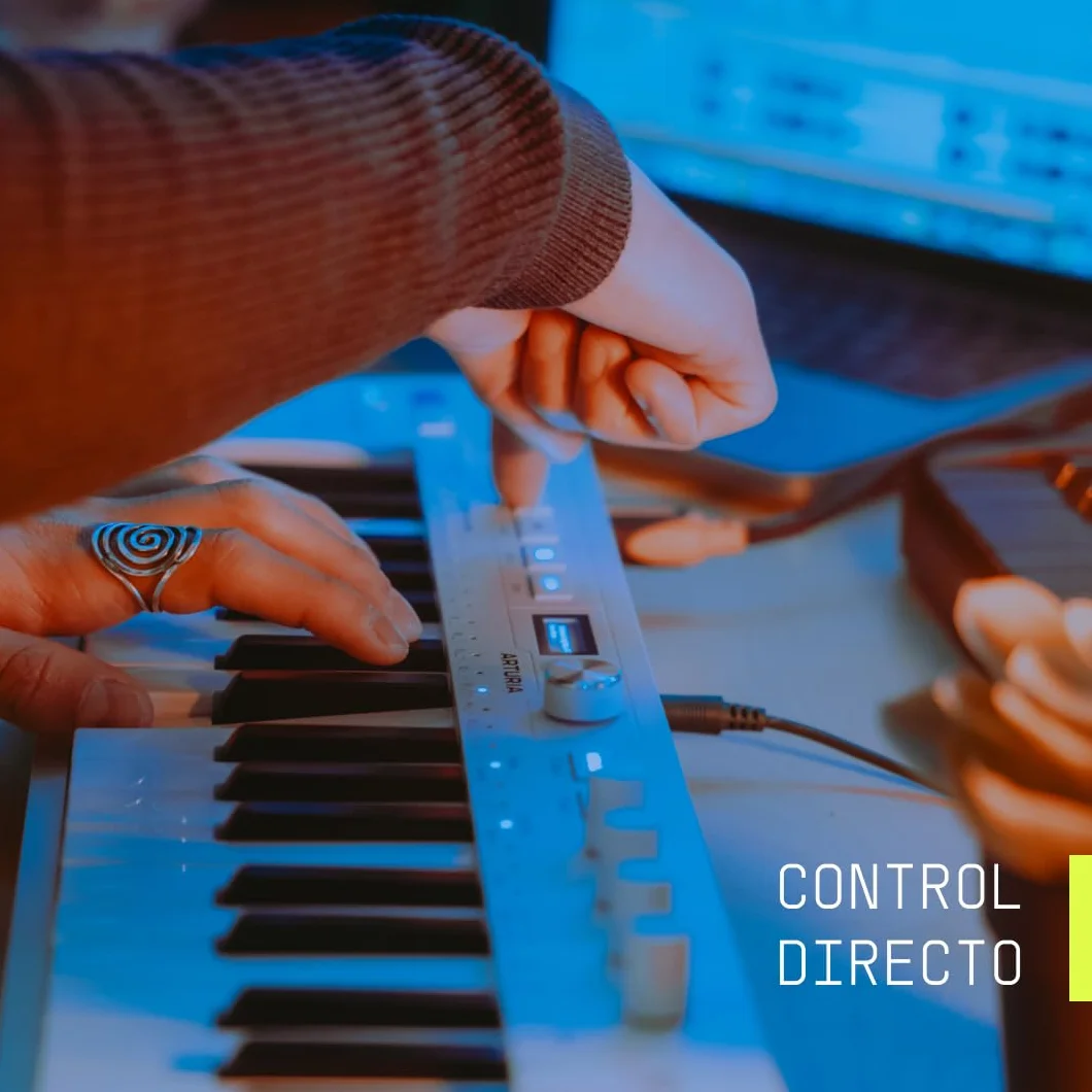 Arturia - Keystep 37 MK2 - Controlador, secuenciador y arpegiador MIDI - Slimkey de 37 teclas, pantalla OLED, Secuenciador por pasos polifónico, Arpegiador con 16 modos, Compatible con CV - Blanco