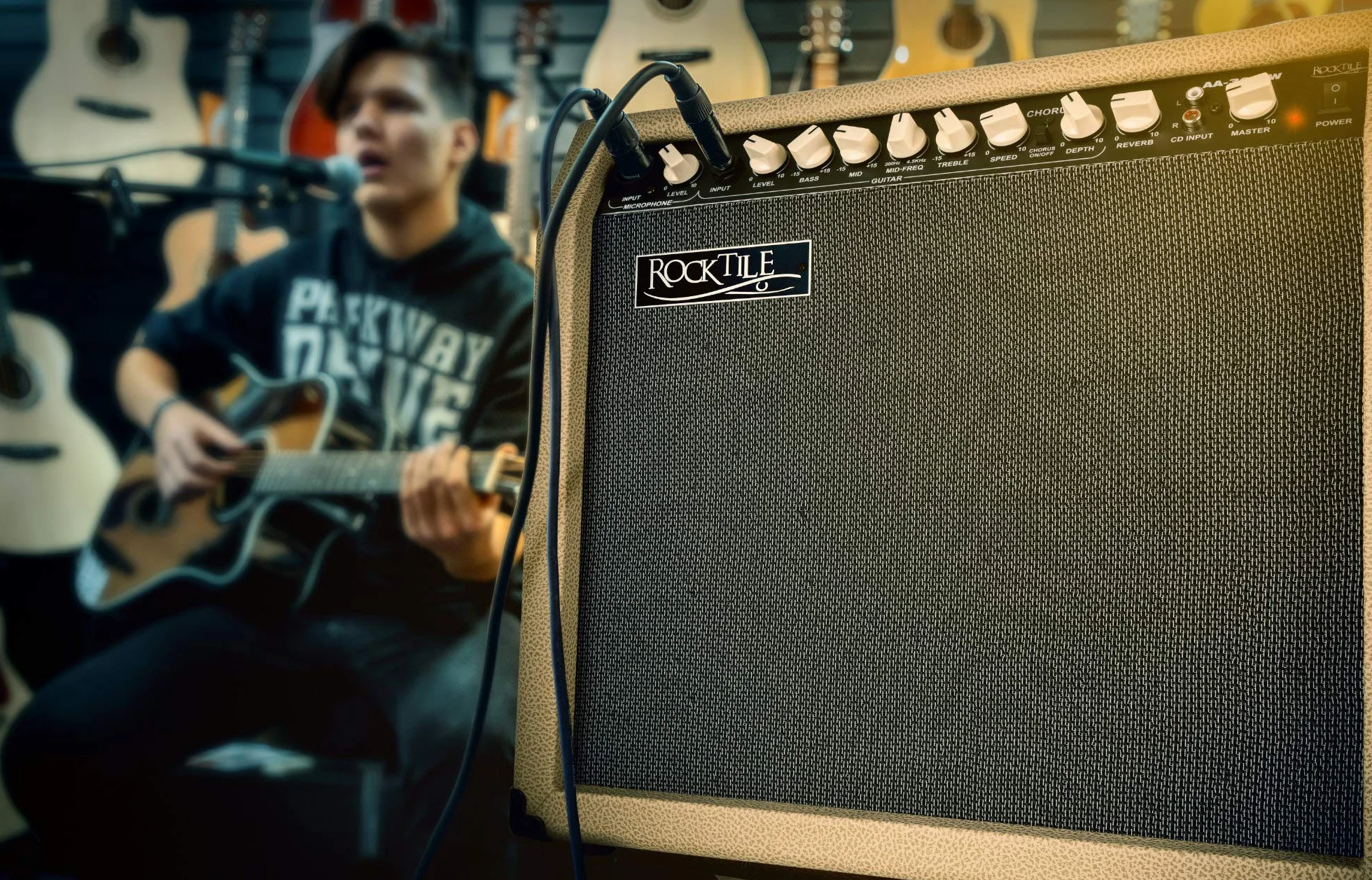 Rocktile AA-30 CW Eric Amplificador Acústico 30W, 2 Canales (Mic y Guitarra), Altavoz 10" + Tweeter 2.5", Entrada AUX, Salida línea, Efectos Chorus y Reverb, Color Crema.
