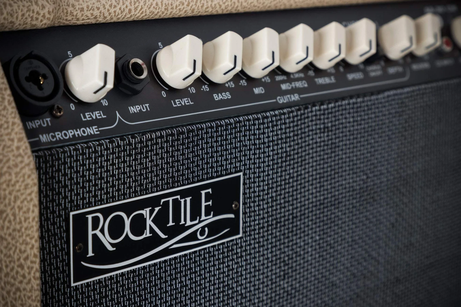Rocktile AA-30 CW Eric Amplificador Acústico 30W, 2 Canales (Mic y Guitarra), Altavoz 10" + Tweeter 2.5", Entrada AUX, Salida línea, Efectos Chorus y Reverb, Color Crema.