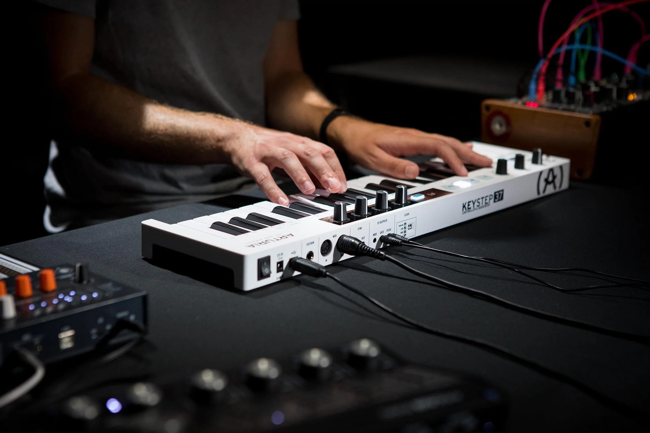 Arturia - Keystep 37 - Controlador MIDI Creativo, Secuenciador, Arpegiador y Generador de Acordes - 37-Note Slimkey Keyboard, controles MIDI CC asignables, Scale Mode, Conectividad Versátil