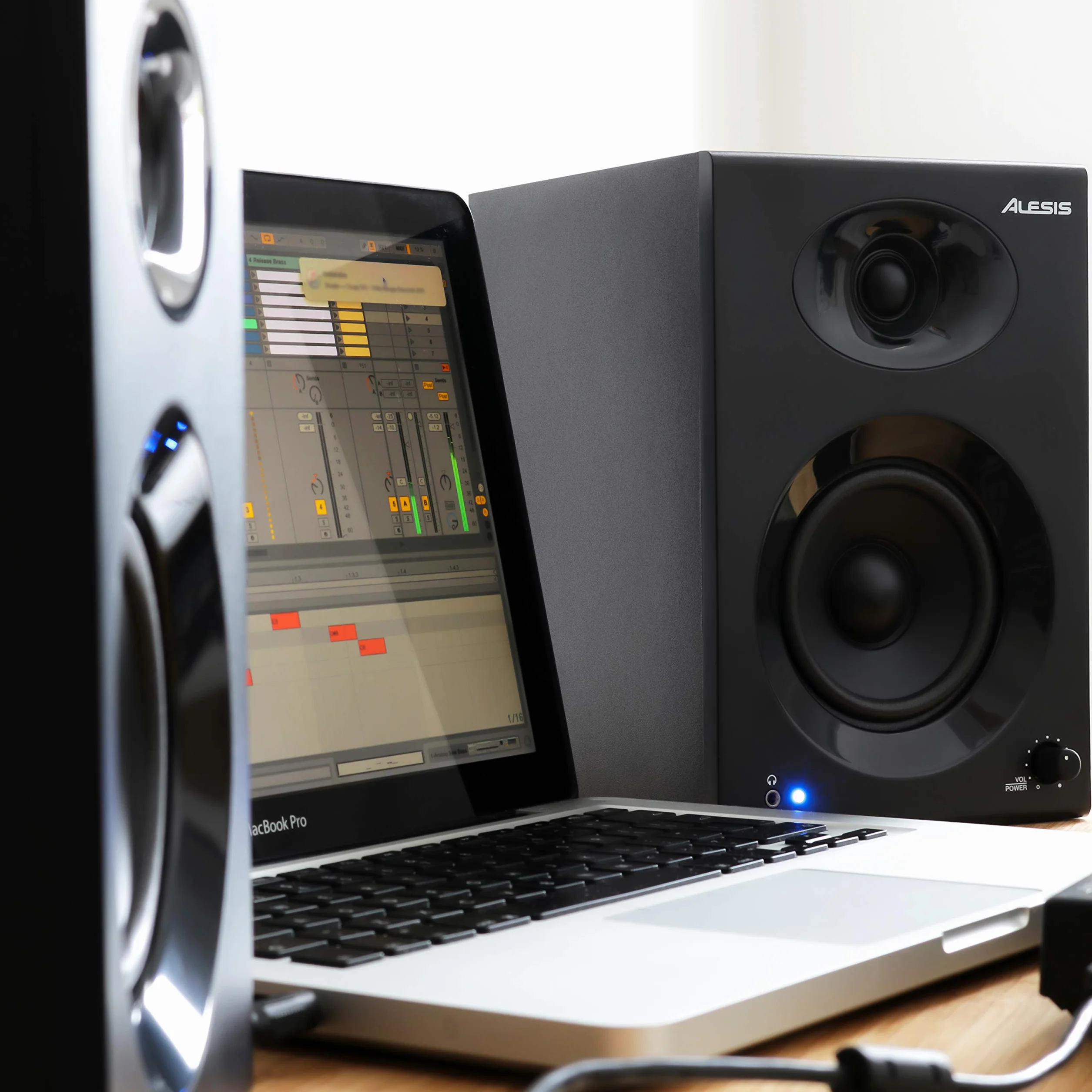 Alesis Elevate 3 MKII - Pareja de Altavoces de Escritorio y monitores de Estudio amplificados, para producción Musical, PC/Mac, Multimedia, Juegos, 60W