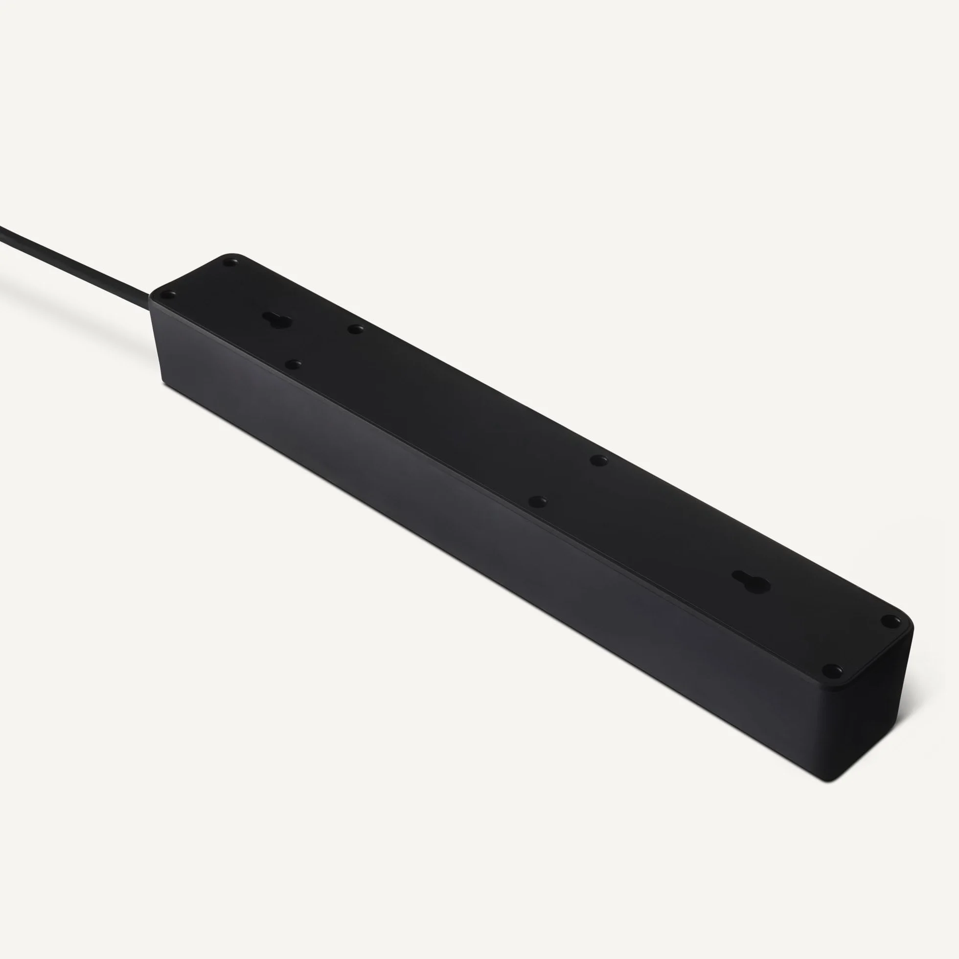 Amazon Basics regleta con 6 tomas y protección contra sobretensiones, extensión de enchufes, tapas de seguridad, cable de 1,4m, 6 enchufes, 600 J, color negro