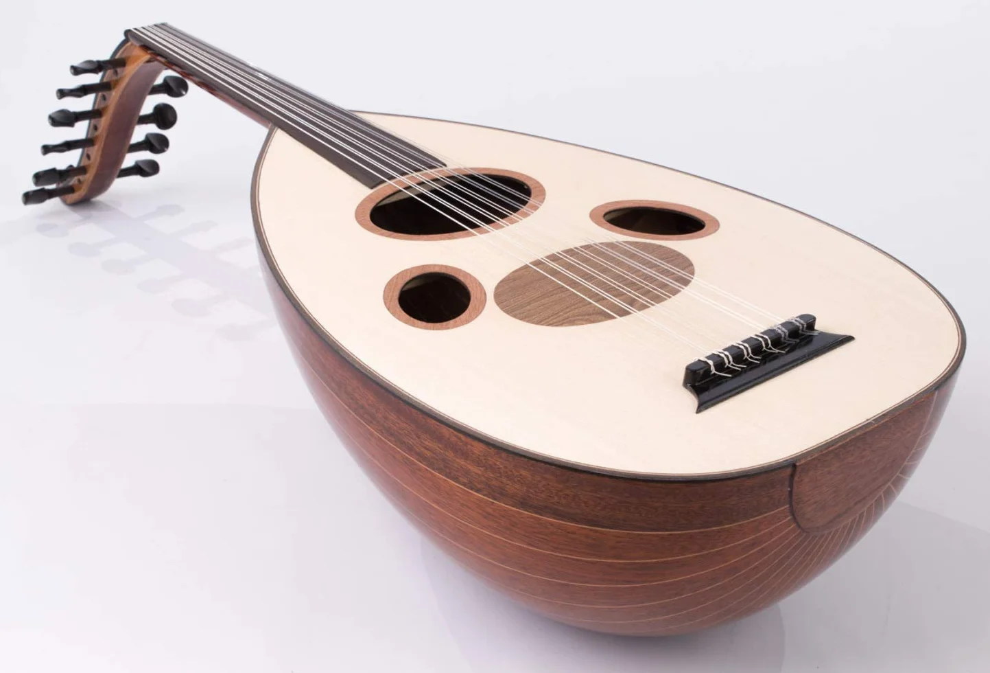 Oud arabo hecha de madera de caoba con funda suave y cuerdas Kurschner instaladas