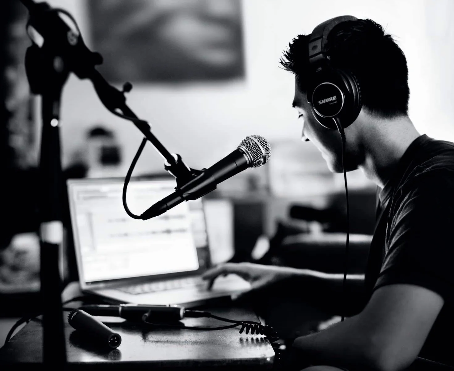 Shure SM58-LC El micrófono de Voz dinámico está diseñado para el Uso Profesional en Voces en actuaciones en Vivo, Refuerzo de Sonido y grabaciones de Estudio - No se Incluye el Cable (SM58-LCE)