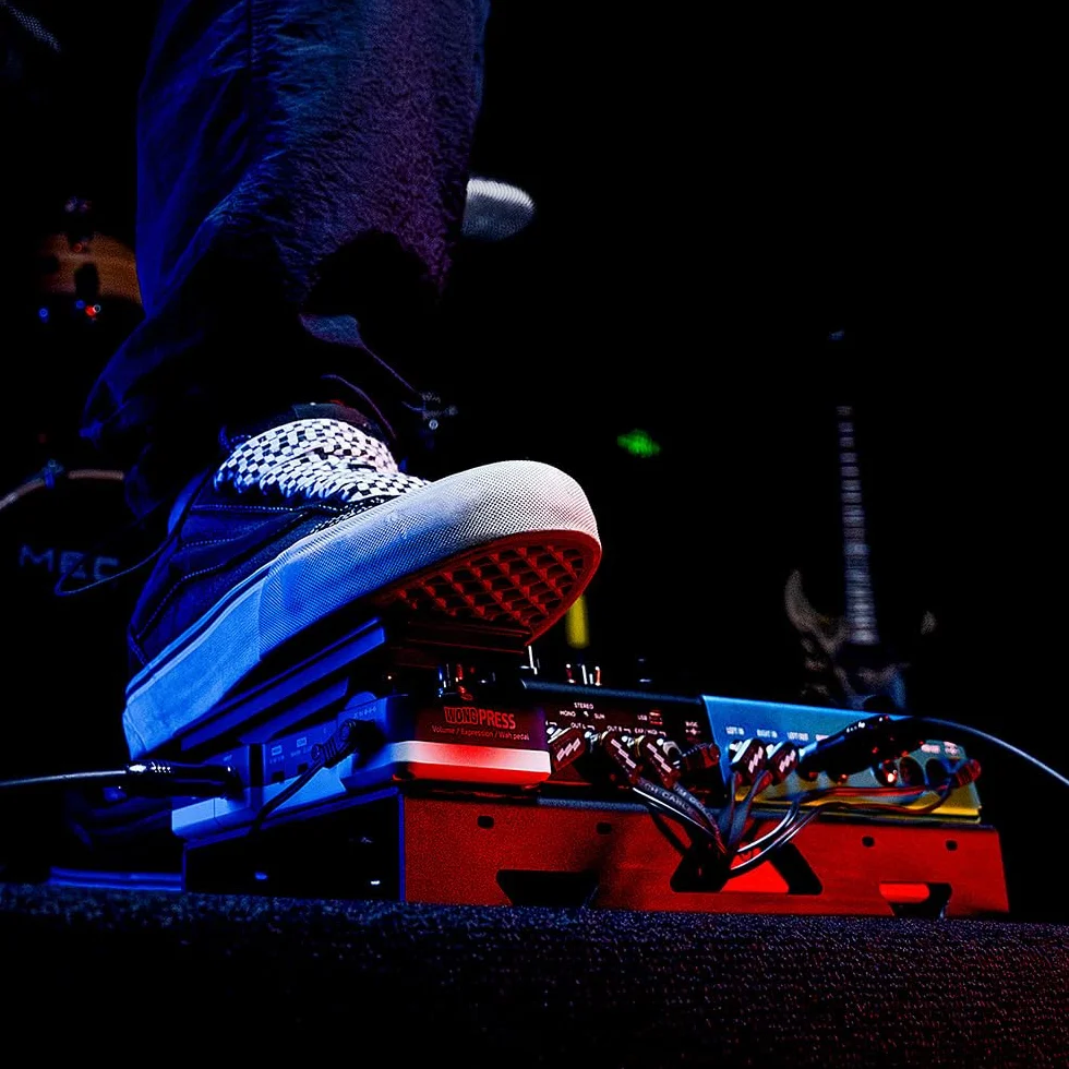 HOTONE Cory Wong Signature Press Pedal 4 en 1 Conmutable Wah & Volumen Activo & Expresión Pasiva Pedal de Efectos con Indicadores Visibles de la Posición del Pedal